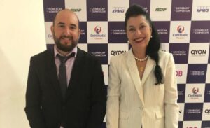 Conselheira do CRA-SP recebe premiação no CRC-SP