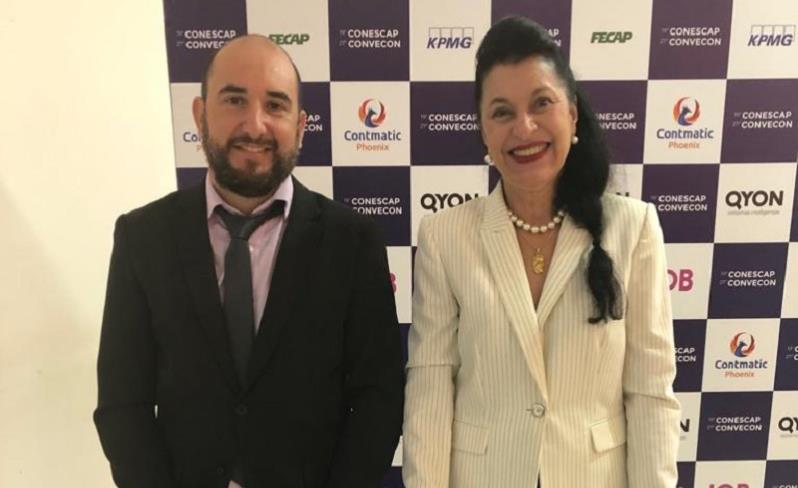 Conselheira do CRA-SP recebe premiação no CRC-SP