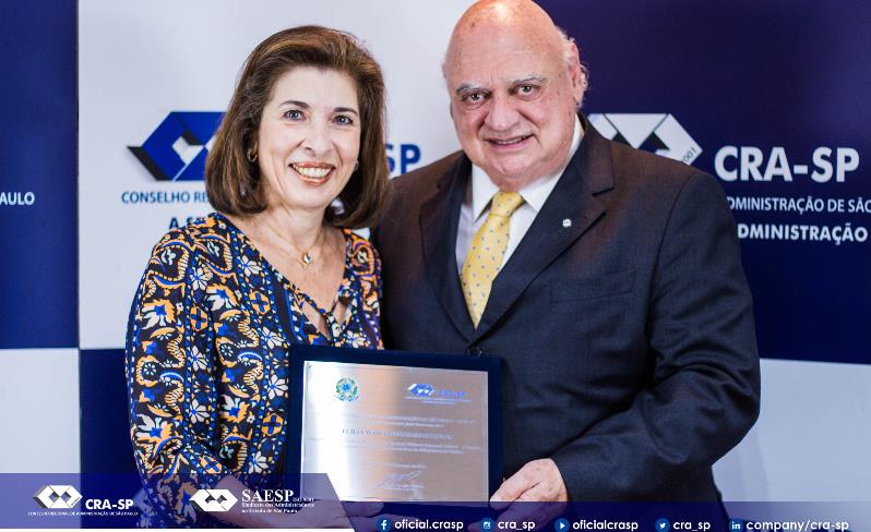 Desembargadora do TRF da 3º Região recebe homenagem do CRA-SP por sua contribuição à administração pública