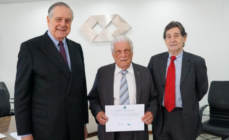 Grupo de Gestão do Esporte do CRA-SP é homenageado em reunião
