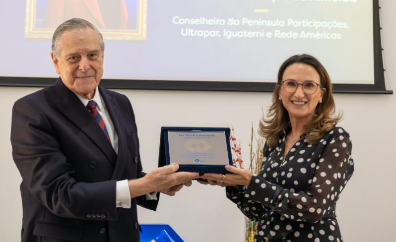 “Tenho muito orgulho de ser administradora”, diz Flavia Buarque de Almeida ao receber prêmio do CRA-SP