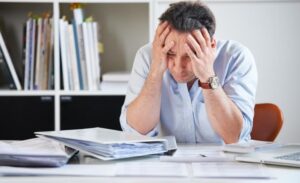 Apoio à saúde mental ainda é escasso nas empresas, aponta estudo do CRA-SP