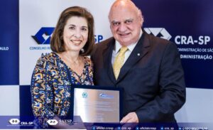 Desembargadora do TRF da 3º Região recebe homenagem do CRA-SP por sua contribuição à administração pública